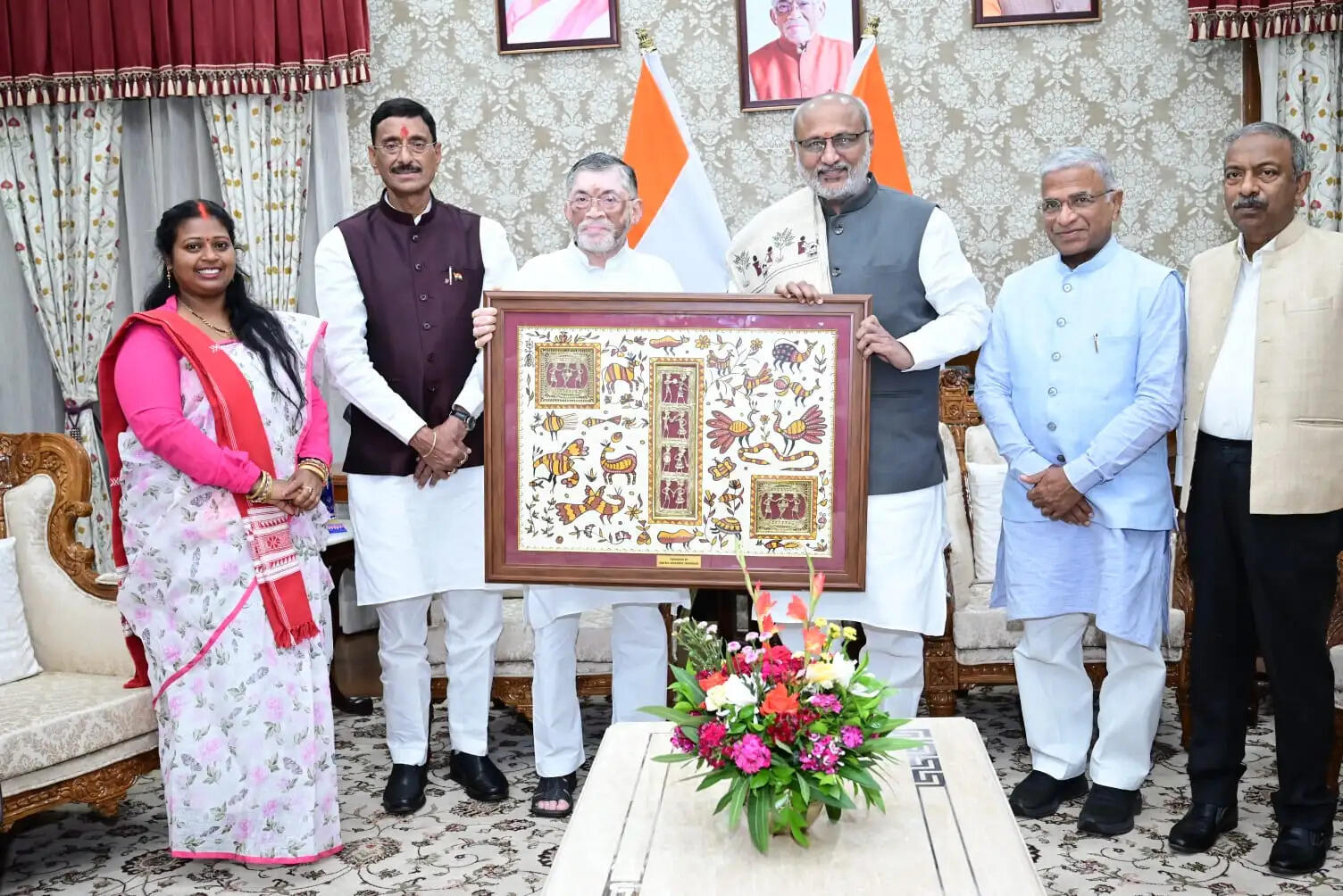 राज्यपाल ने लोक भवन में उपराष्ट्रपति को स्मृति-चिह्न भेंट कर किया सम्मानित