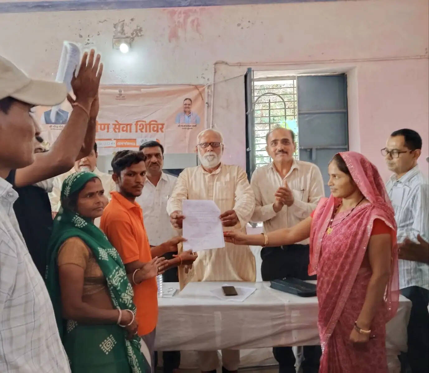 ग्रामीण सेवा शिविर: भूमिहीन सफाईकर्मी परिवार को मिला निःशुल्क आवासीय भूखंड