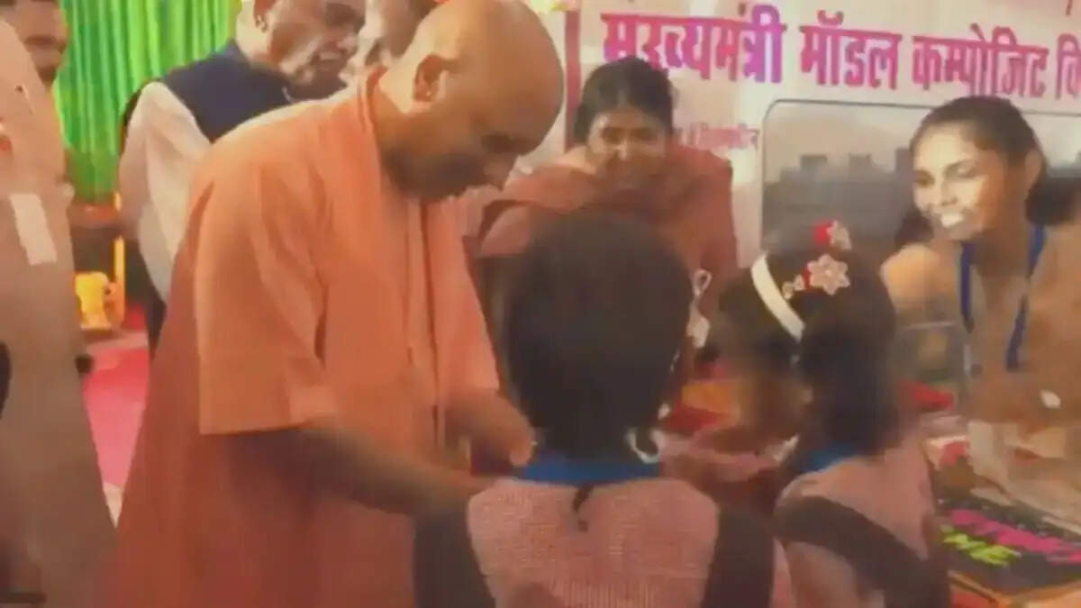 स्कूली बच्चियों ने मुख्यमंत्री को बांधी राखी, सीएम ने दिया उज्जवल भविष्य का आशीर्वाद