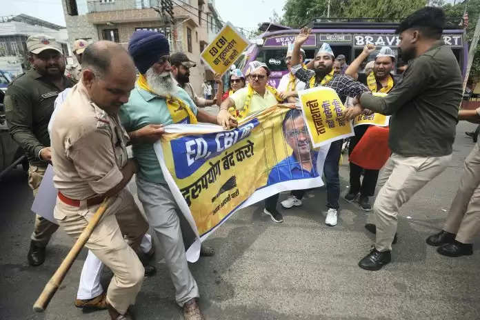 अरविंद केजरीवाल की गिरफ्तारी के खिलाफ प्रदर्शन कर रहे आप के 20 कार्यकर्ताओं को लिया गया हिरासत में