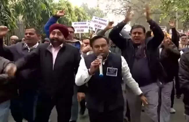 सार्वजनिक क्षेत्र के बैंकों में देशव्यापी हड़ताल से चौथे दिन भी कामकाज प्रभावित