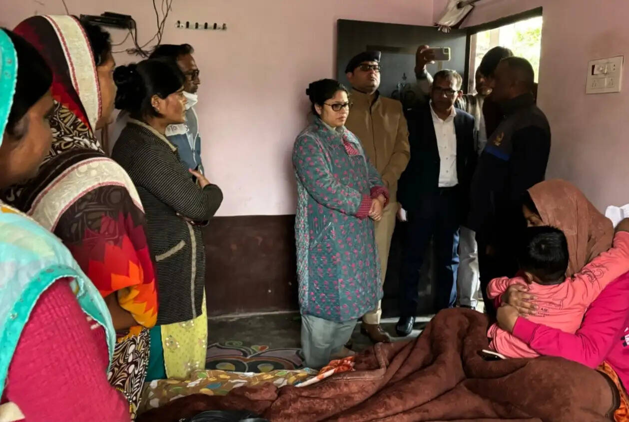 शहीद चंद्र प्रकाश पटेल को जिलाधिकारी और पुलिस अधीक्षक ने दी श्रद्धांजलि, गांव में बनेगा शहीद स्मारक