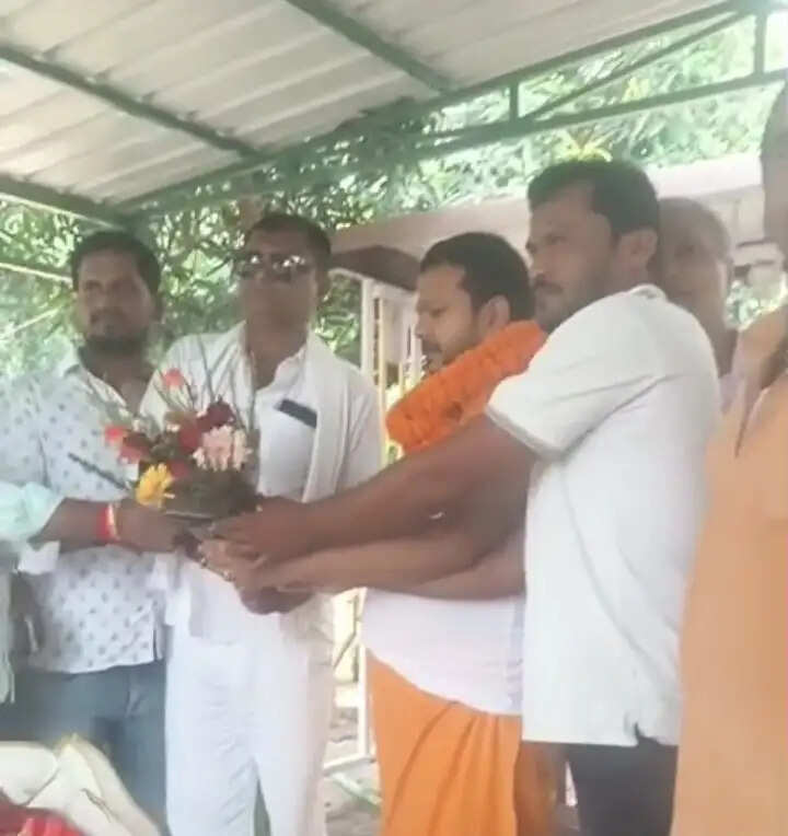 गैर सरकारी विधेयक एवं संकल्प समिति के अध्यक्ष बने विधान पार्षद अशोक यादव, कार्यकर्ताओं ने किया