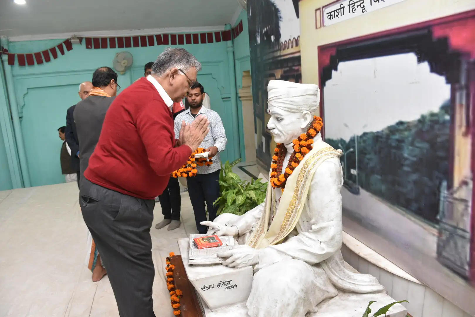 पंडित मदन मोहन मालवीय पुण्यतिथि मनी, प्रतिमा पर पुष्पअर्पित