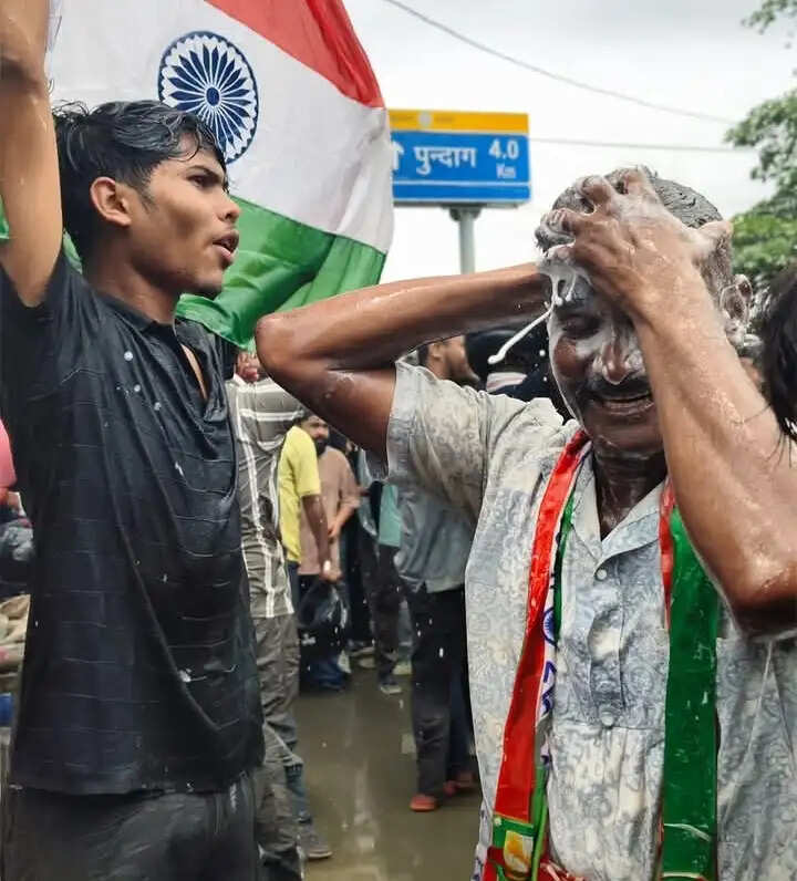 (संशोधित ) विधानसभा घेराव के दौरान वाटर कैनन की बौछार के बीच झूमे छात्र, बैरिकेड पर चढ़कर किया डांस