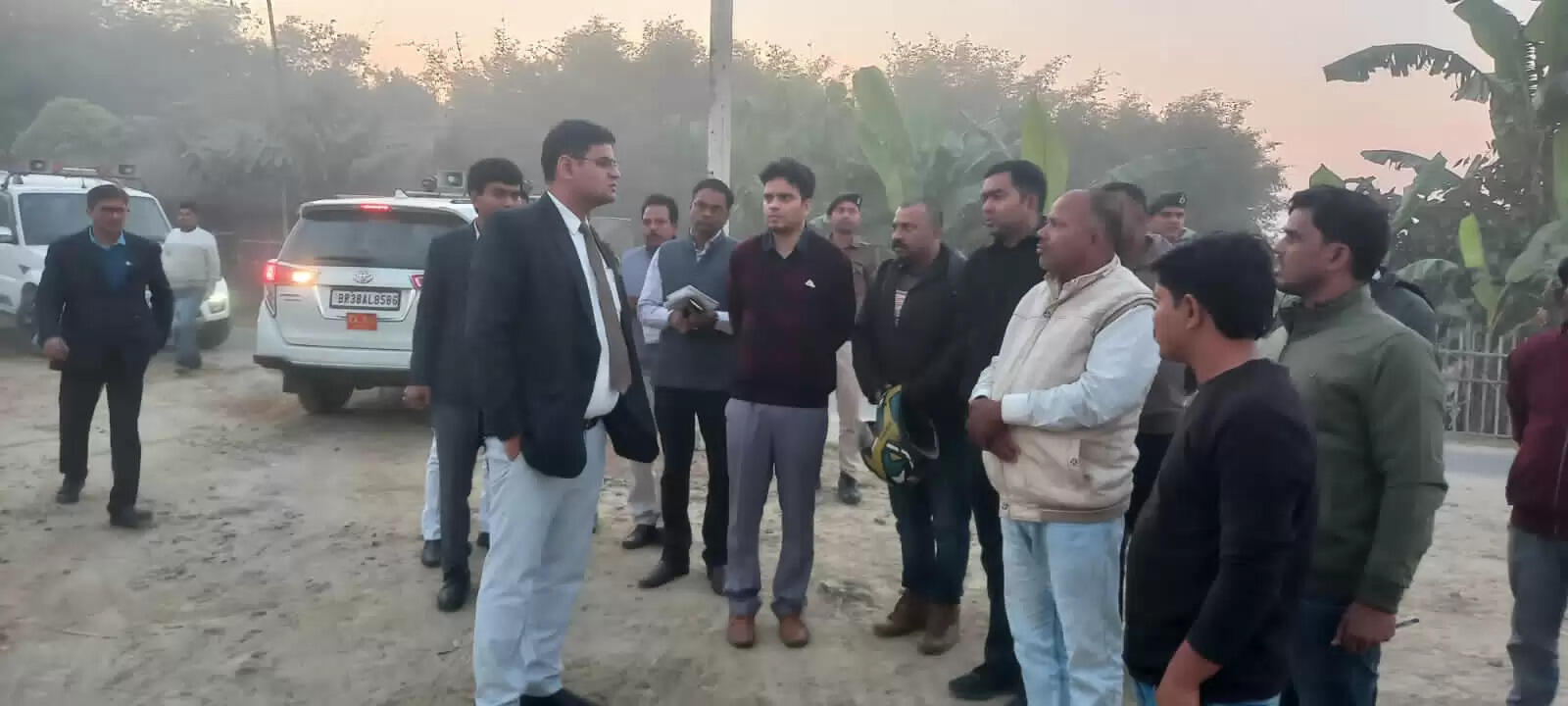 डीएम विनोद दूहन ने नकटाखुर्द में चल रहे योजनाओं के कार्यों का लिया जायजा