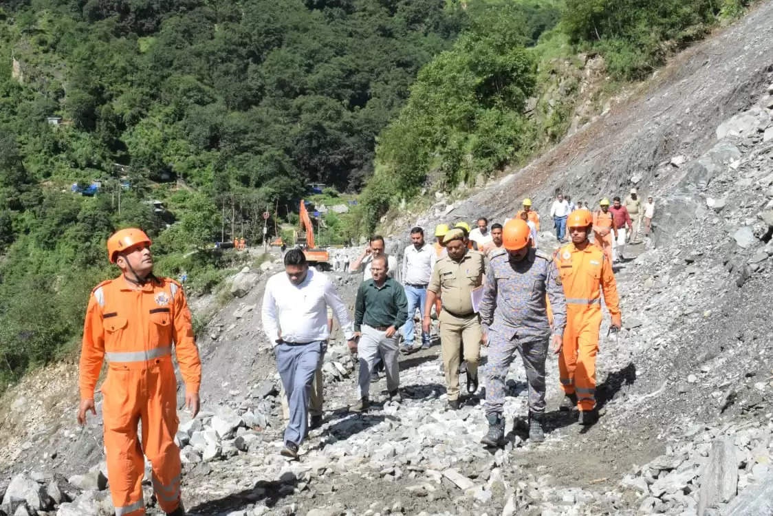 प्रभारी चारधाम यात्रा सचिव ने केदारघाटी में क्षतिग्रस्त मोटर मार्गों का किया निरीक्षण