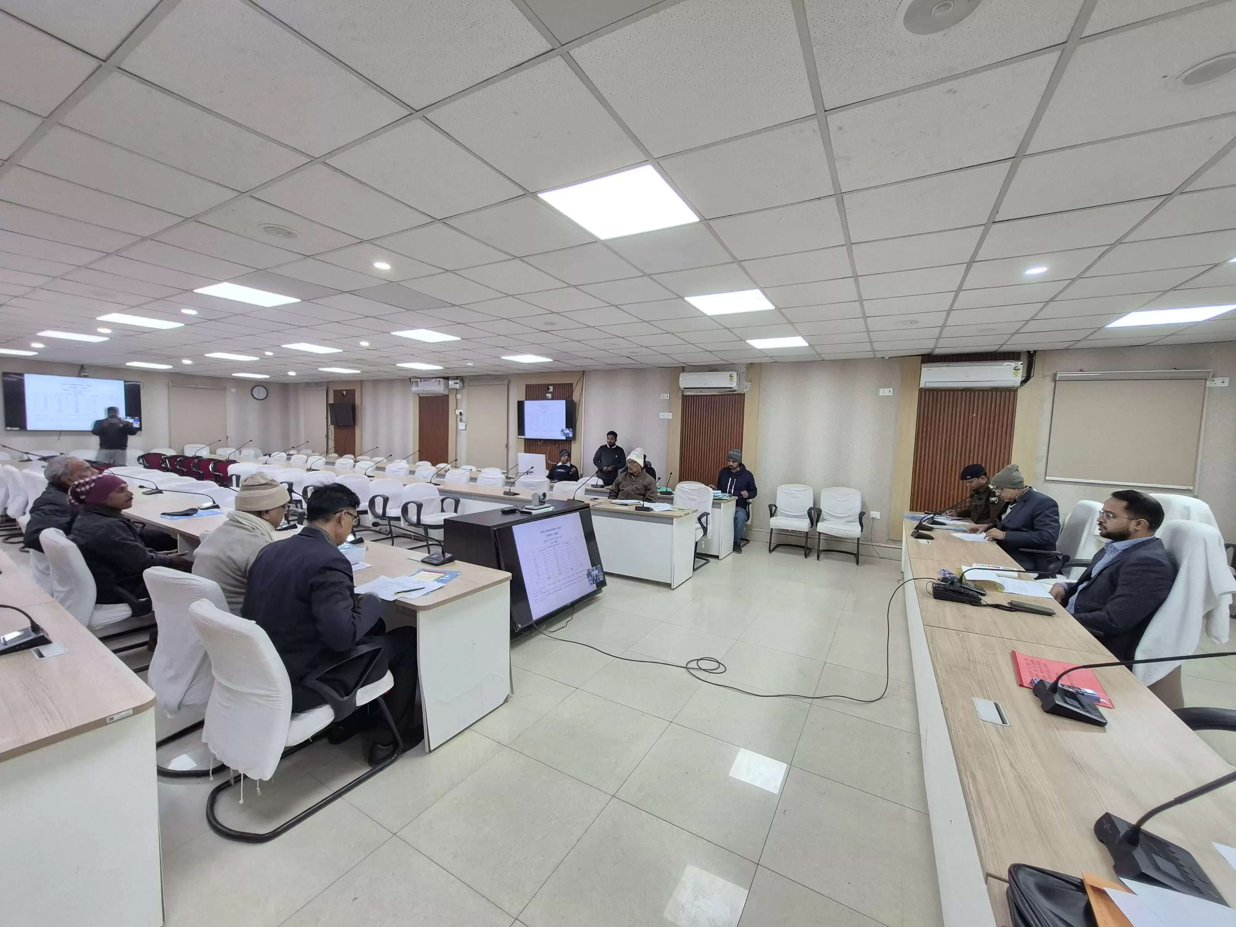 जिला स्तरीय सतर्कता एवं निगरानी समिति की बैठक में जिलाधिकारी ने की कार्यों की समीक्षा