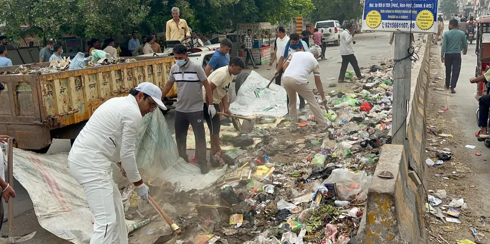 हांसी में लगे गंदगी के ढेर हटाने को लेकर अधिकारियों व सफाई कर्मचारियों में विवाद
