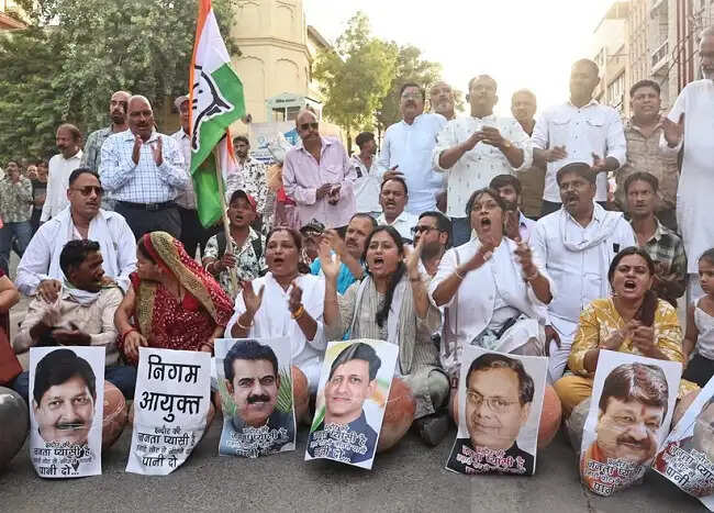 इंदौरः जलसंकट को लेकर सड़कों पर उतरी कांग्रेस, खाली मटके लेकर राजवाड़ा पर प्रदर्शन