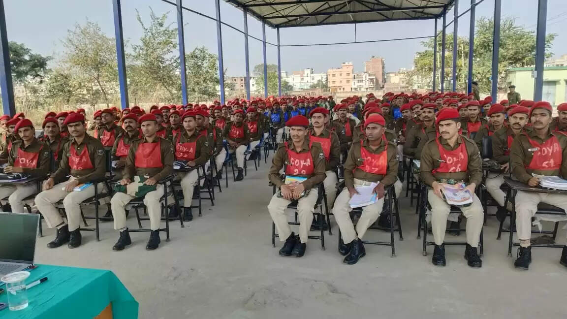 डीआईजी एवं एसएसपी सारण द्वारा प्रशिक्षु सिपाहियों के प्रशिक्षण वर्ग का निरीक्षण