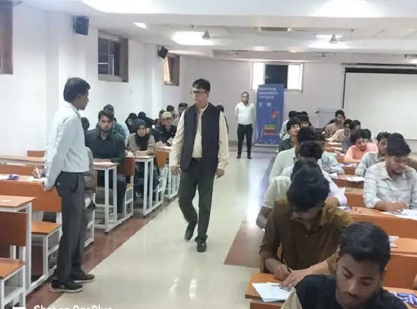 भाषा विवि में सम सेमेस्टर की परीक्षाओं का कुलपति ने किया निरीक्षण