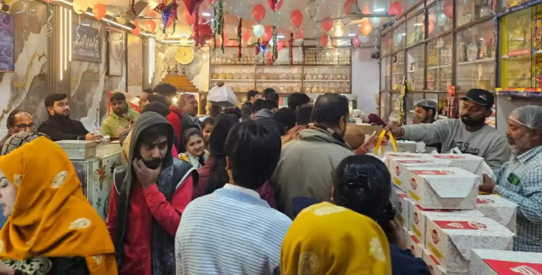 घड़ी की टिक-टिक के साथ बढ़ती धड़कने, 2026 के स्वागत में सीतापुर बना जश्न का शहर