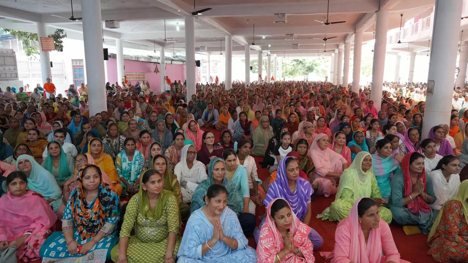 साहिब बंदगी के सद्गुरु श्री मधुपरमहंस जी महाराज ने अपने प्रवचनों से भक्तों को निहाल किया