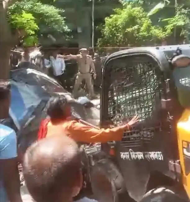 लखनऊ में मंदिर की दीवार झुग्गी पर गिरी, मलबे में दबकर तीन माह के मासूम की मौत