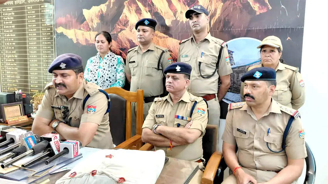 आत्महत्या का दावा निकला झूठा, पत्नी और बेटी ने की थी हत्या