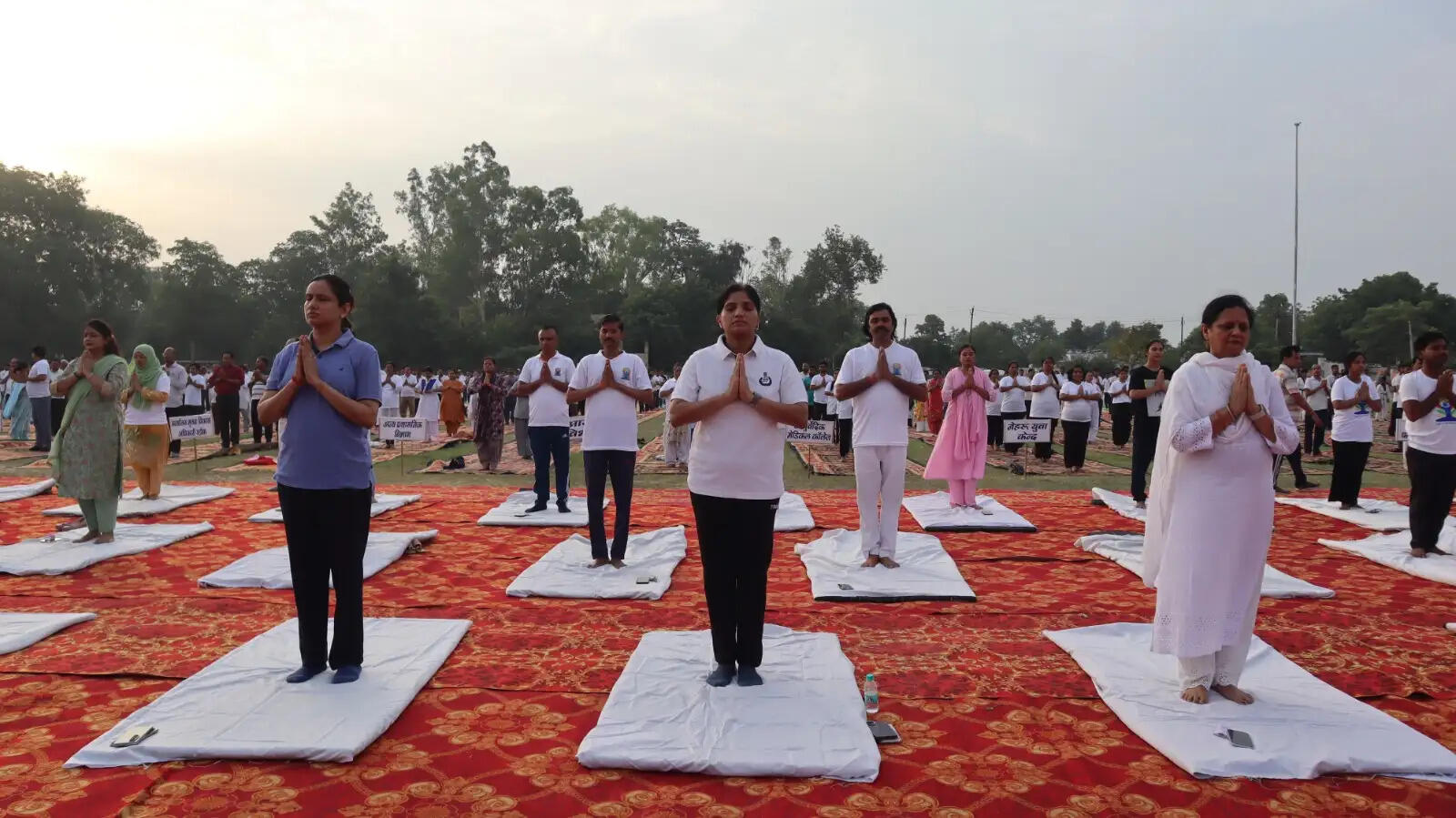 ब्रह्मदत्त द्विवेदी स्टेडियम में राज्य मंत्री व मंडलायुक्त ने दीप प्रज्ज्वलित कर किया योग का शुभारम्भ