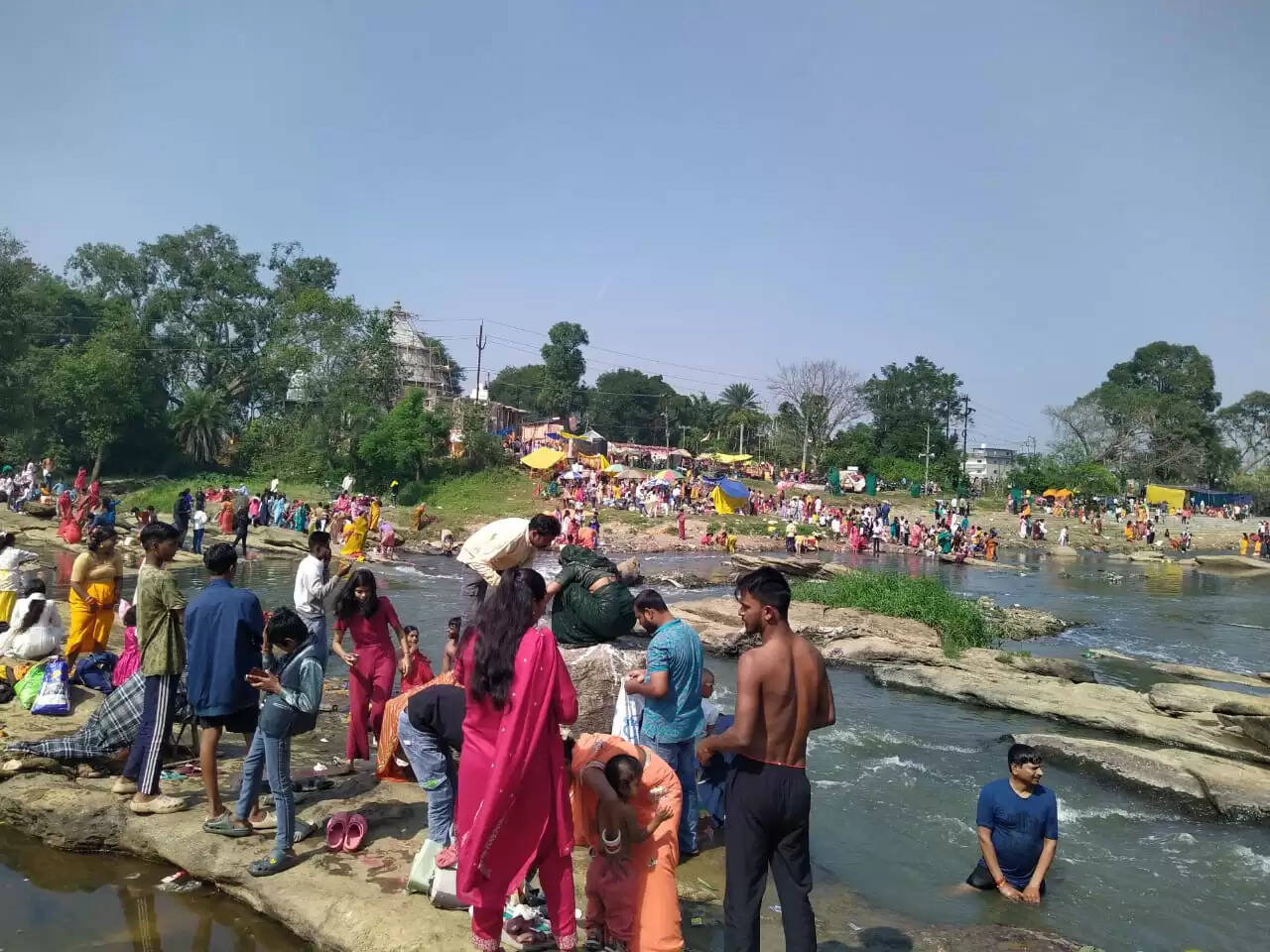 कार्तिक पूर्णिमा पर श्रद्धालुओं ने स्वर्ण रेखा में लगाई आस्था की डुबकी, किया दान-पुण्य