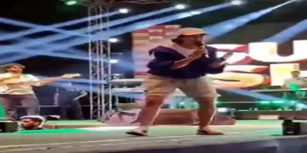 फरीदाबाद : पंजाबी सिंगर सुनंदा शर्मा ने मचाया धमाल, झूम उठे स्टूडेंट्स