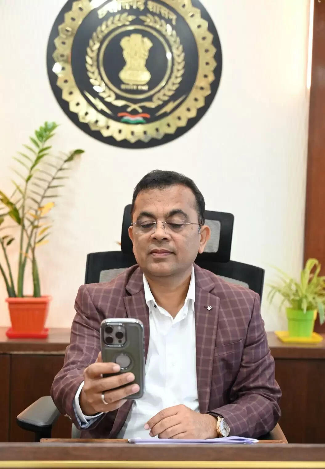 जांजगीर-चांपा : कलेक्टर जन्मेजय महोबे ने किया बायोमेट्रिक अटेंडेंस दर्ज