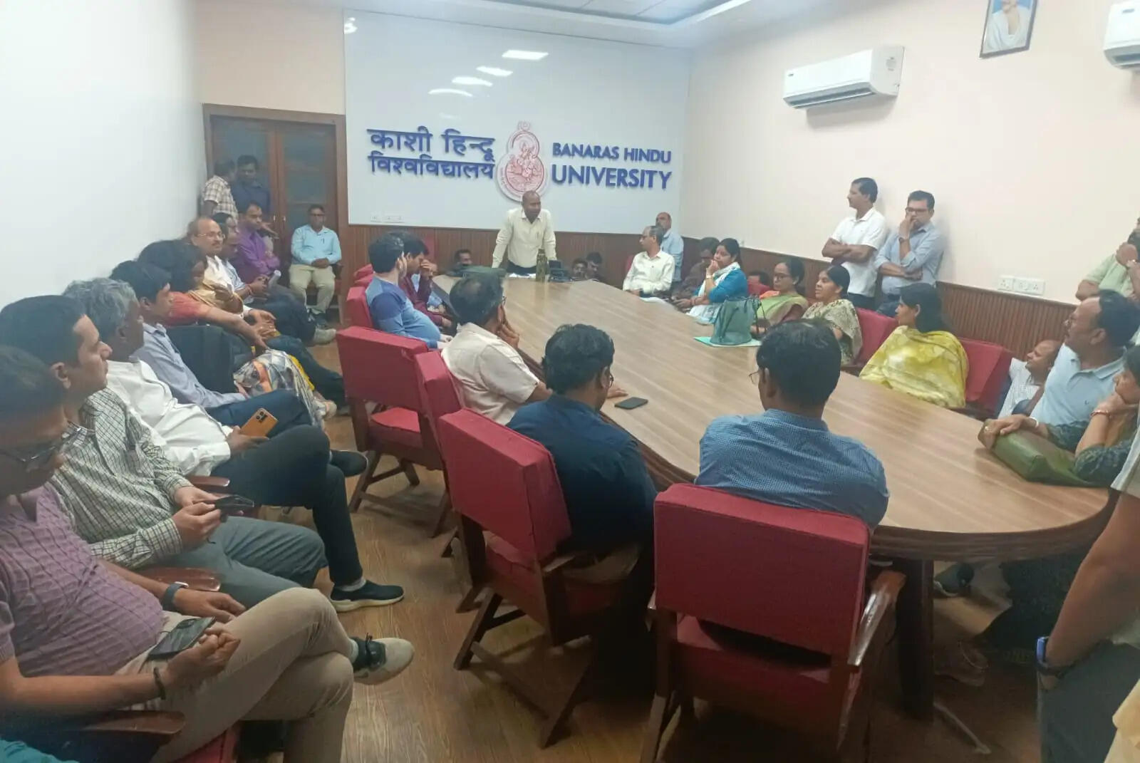 बीएचयू के लामबंद शिक्षक विभिन्न मांगों को लेकर केन्द्रीय कार्यालय पहुंचे, अफसरों से मिले