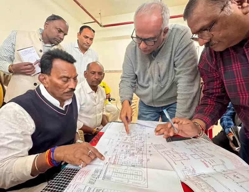 इंदौरः मंत्री सिलावट ने किया कनाडिया सिविल अस्पताल का निरीक्षण, एक माह में निर्माण कार्य पूर्ण करने के दिए निर्देश