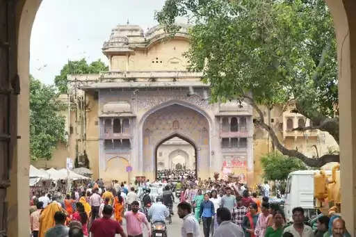 कन्हैया के स्वागत में सजी गुलाबी नगरी, ठाकुरजी के दर्शन काे उमडे श्रद्धालु