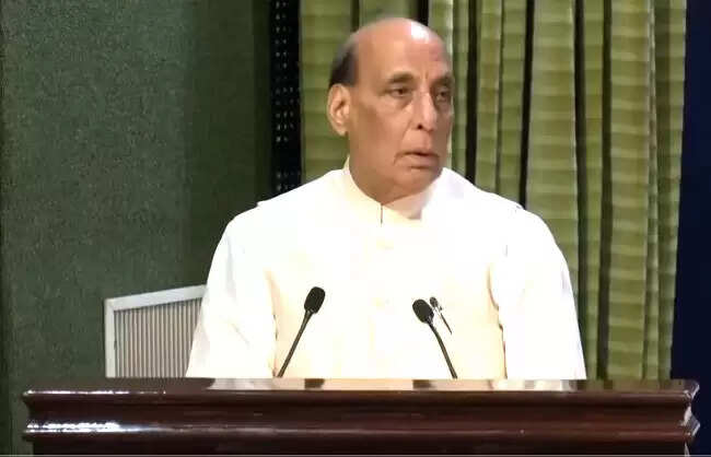 मल्टी स्पेक्ट्रम चुनौतियों का सामना करने&nbsp;को तैयार हो रही हैं भारतीय सेनाएं : राजनाथ