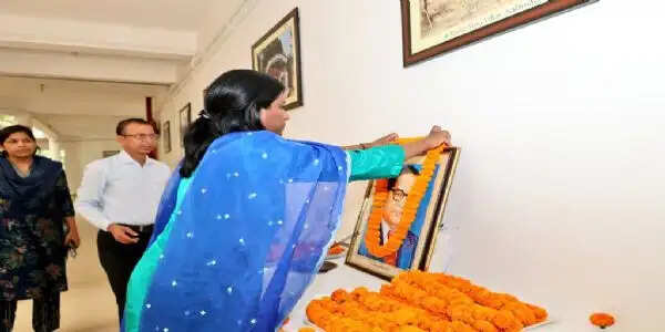 बाबा साहेब डॉ.&nbsp;भीमराव अम्बेडकर की जयंती पर जिला प्रशासन ने अर्पित की श्रद्धांजलि