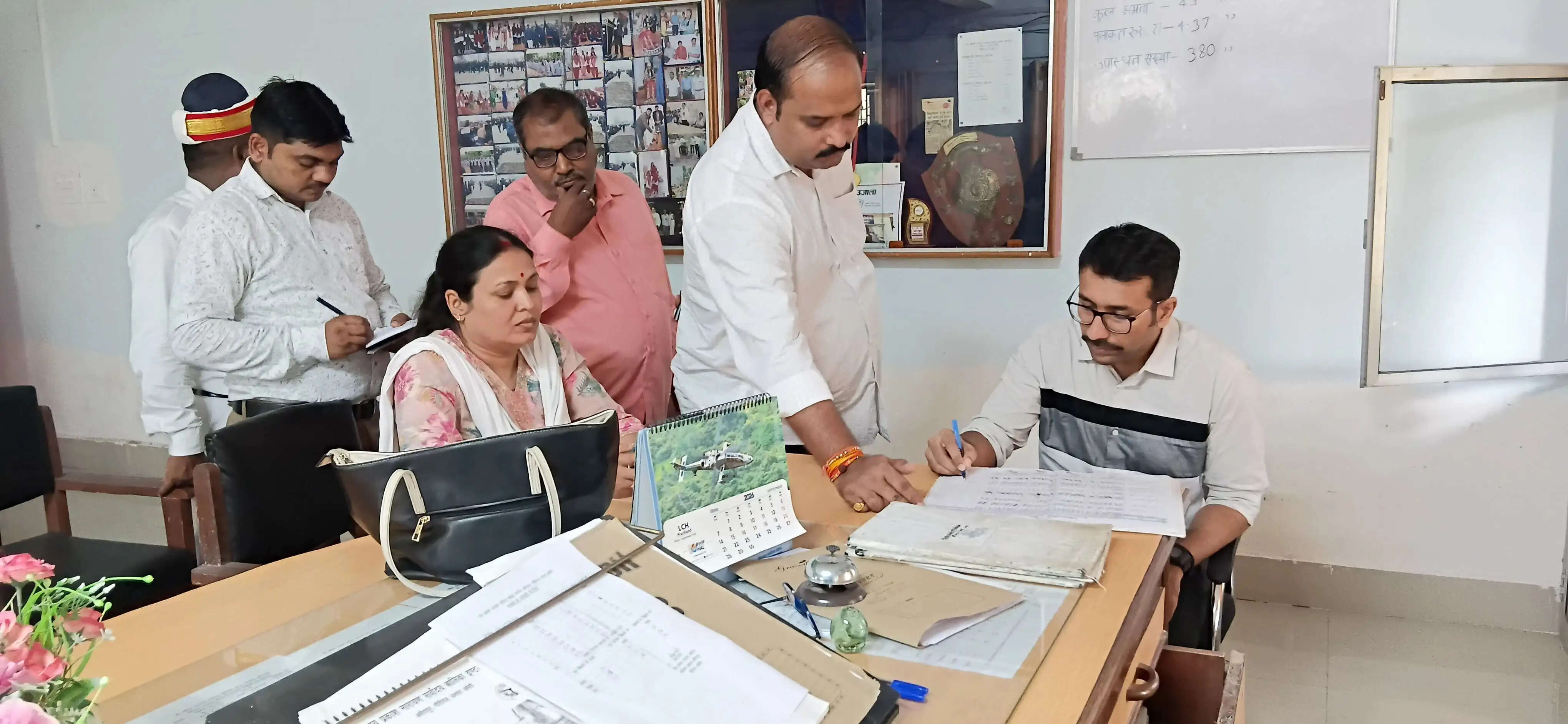 औचक निरीक्षण के दौरान छात्राओं संग बैठकर डीएम ने किया भोजन