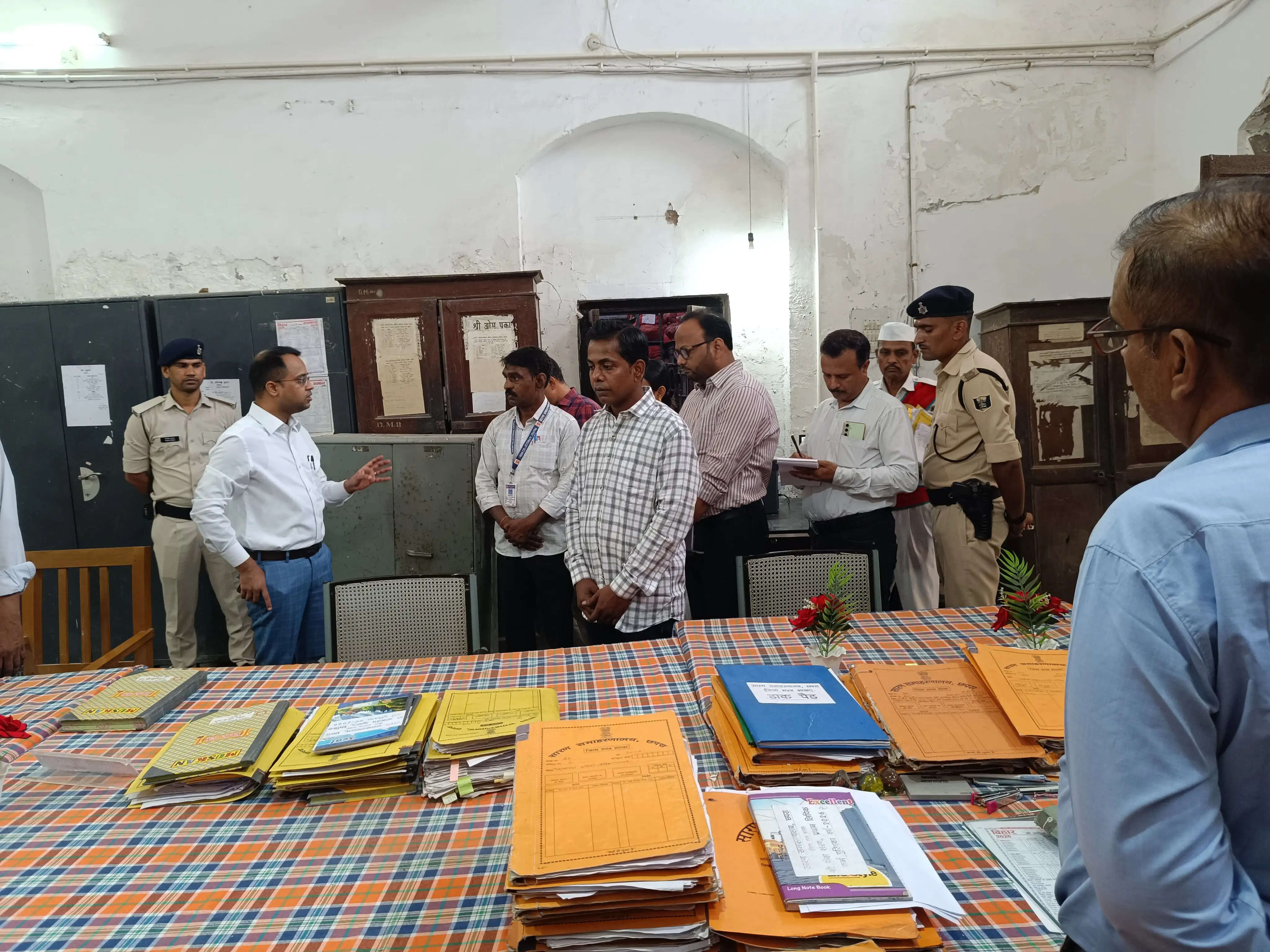 जिलाधिकारी वैभव श्रीवास्तव ने किया जिला सामान्य शाखा का औचक निरीक्षण