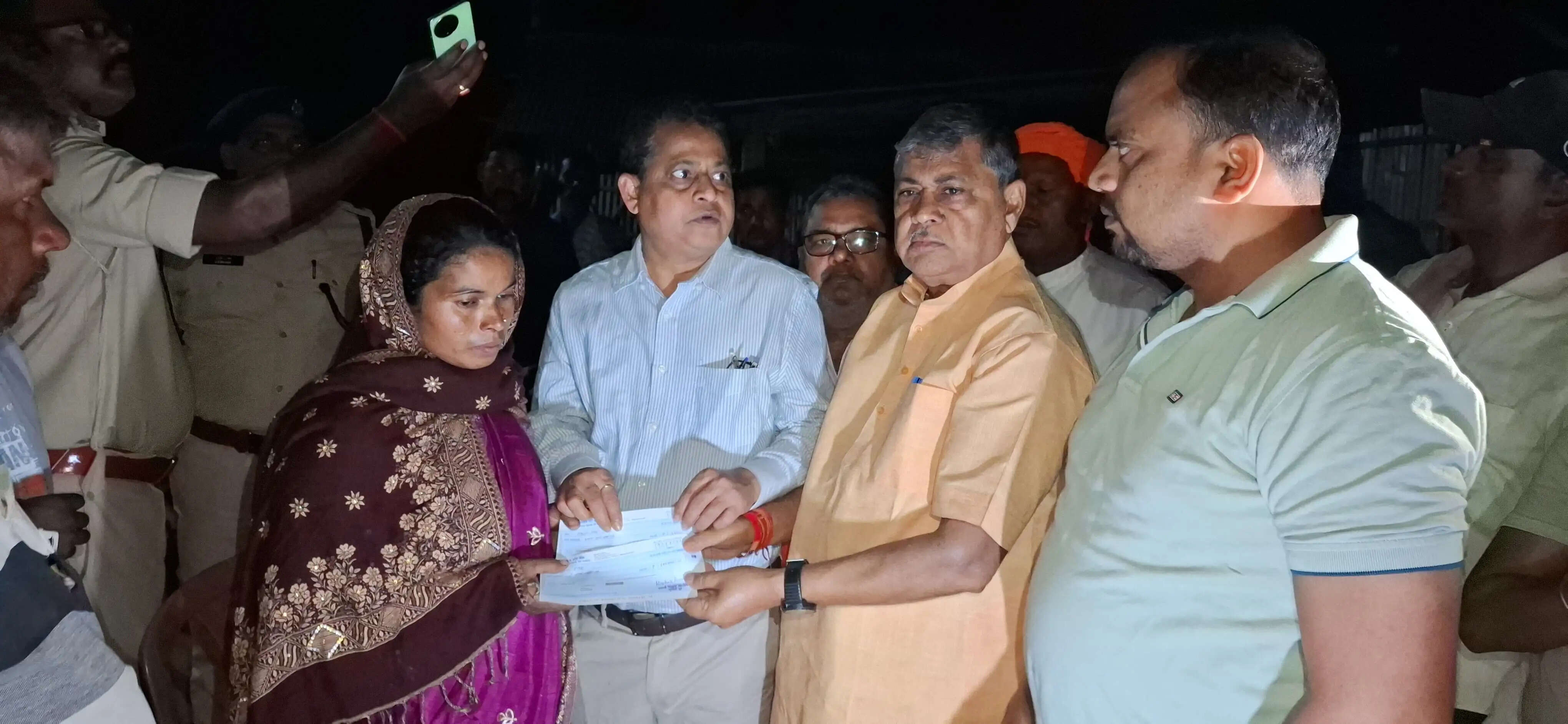 एनएच-31 सड़क हादसे के पीड़ितों से मिले विधायक खेमका