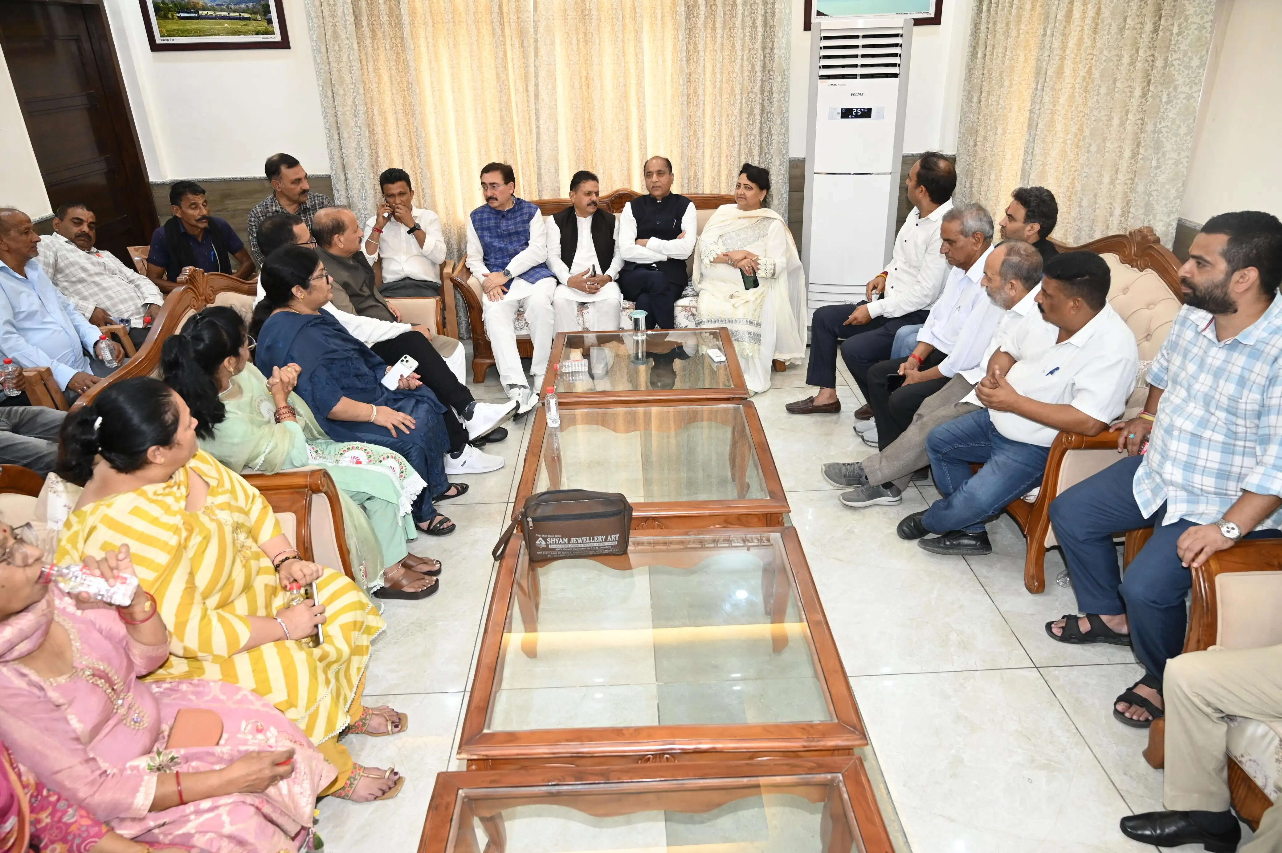 चार लाख नौकरियां देने के बजाय हजारों आउटसोर्स कर्मचारियों की नौकरियां छीनी : जय राम ठाकुर