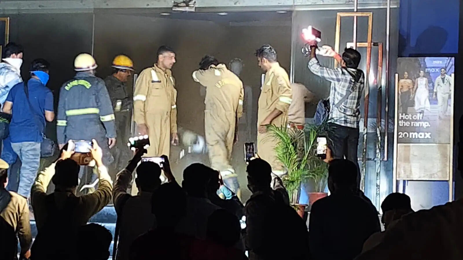 कानपुर के मैक्स शोरूम में लगी भीषण आग, काले धुएं के गुबार के बीच नाै लाेगाें काे किया गया रेस्क्यू