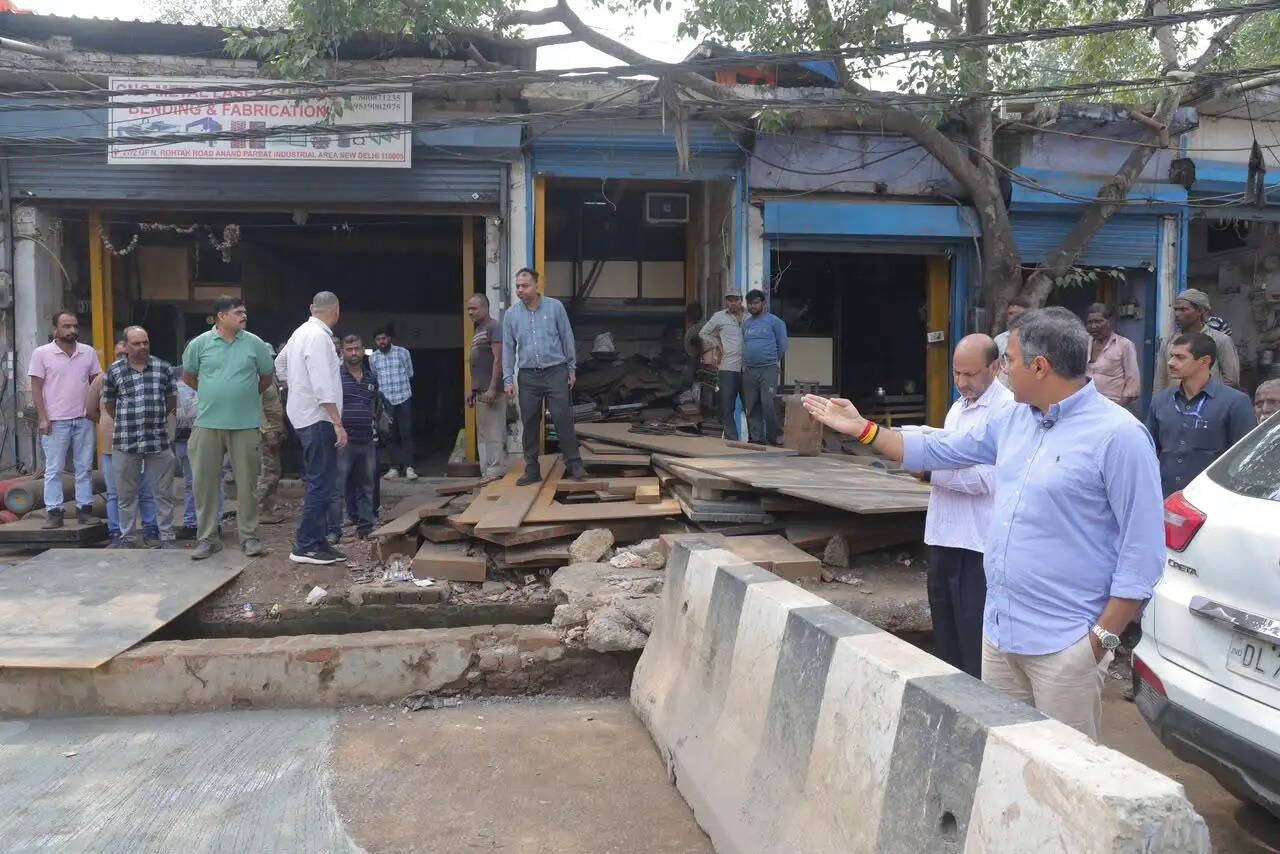 लाइटिंग, सफाई और नालों की डीसिल्टिंग के दिए आदेश