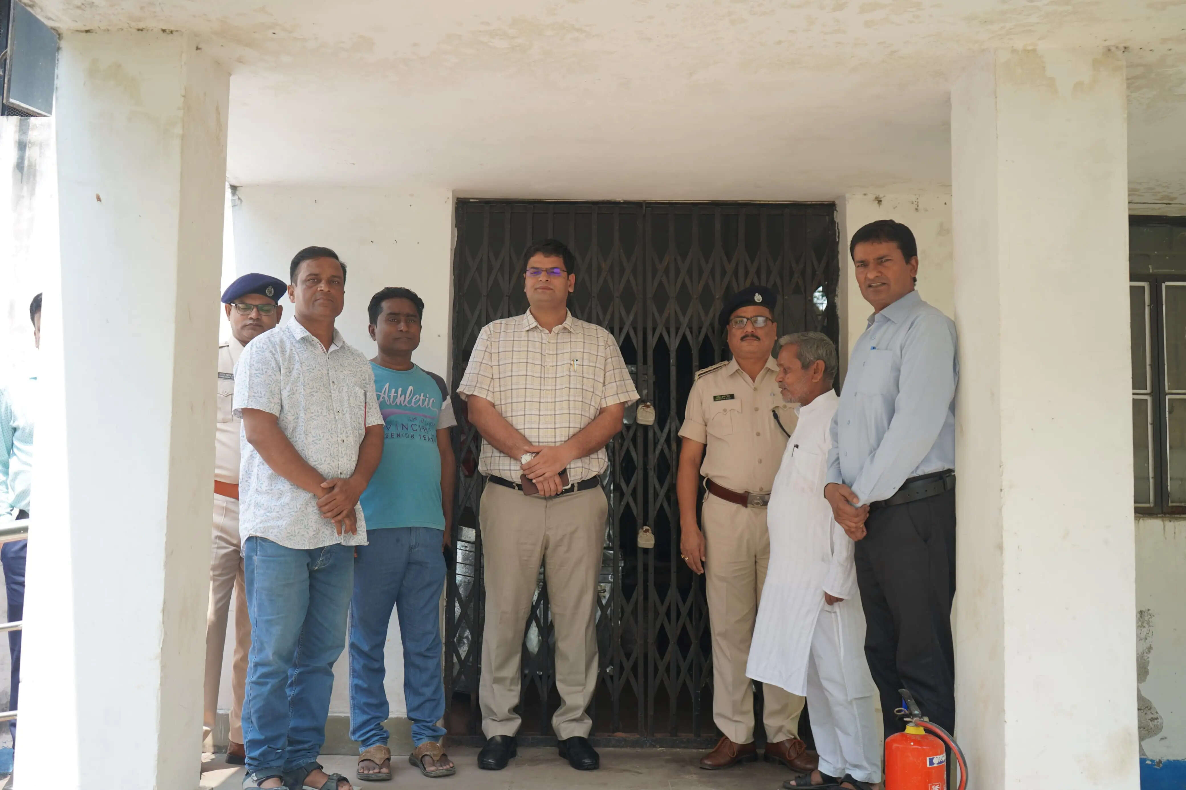 डीएम ने राजनीतिक दलों के प्रतिनिधि और अधिकारियों के साथ ईवीएम-वीवीपैट वेयरहाउस का किया निरीक्षण