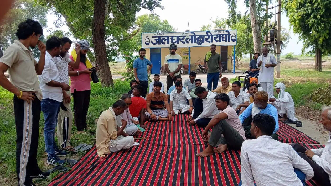 हांसी : विधायक के गांव में फूटा पानी संकट पर गुस्सा, जलघर पर ताला जड़ धरने पर बैठे ग्रामीण