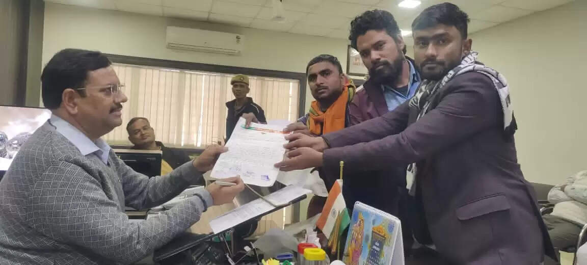 नगर पंचायत फफूंद में विकास कार्य न हाेने से नाराज सभासदों ने डीएम व प्रभारी मंत्री को सौंपा ज्ञापन