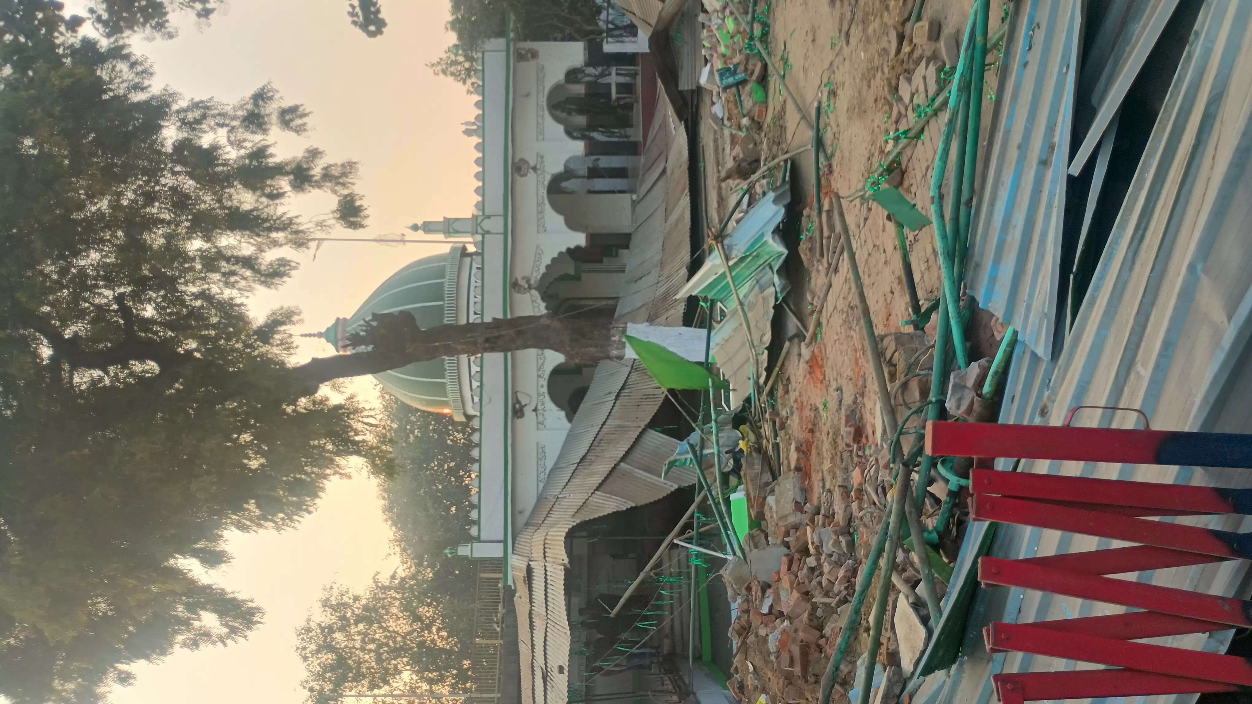 देवरिया में सरकारी जमीन पर बनी अवैध मजार पर बुलडोजर की कार्रवाई, कोर्ट के आदेश से हाे रहा ध्वस्तीकरण