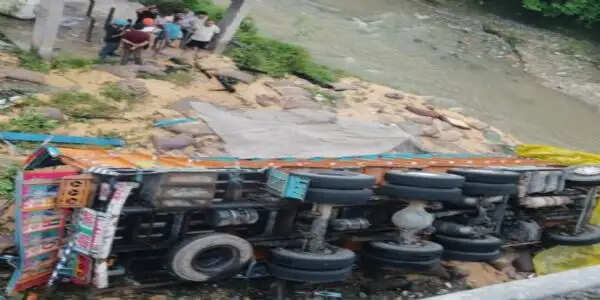 कांगड़ा में ट्रक पुल से नीचे गिरा, दो की मौत