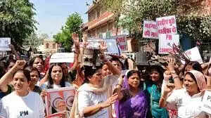 रसोई गैस किल्लत पर महिला कांग्रेस का हल्ला बोल, जयपुर में प्रदर्शन के दौरान पुलिस से धक्का-मुक्की