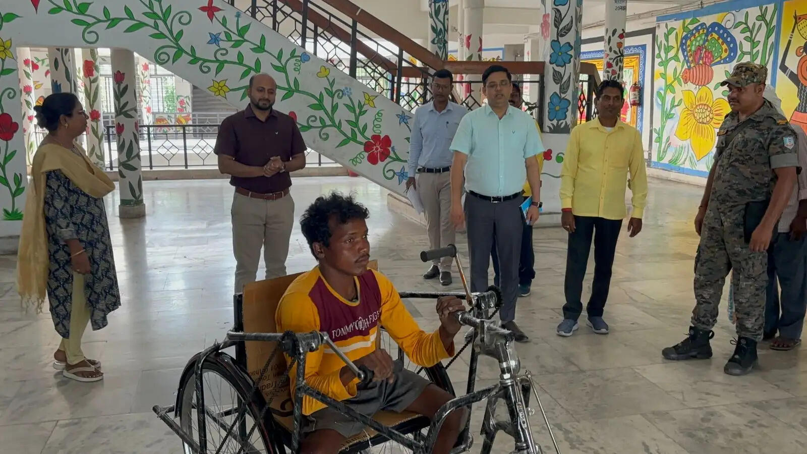 ट्राईसाईकिल के लिए बैसाखी से पहुंचा दिव्यांग, डीसी ने ऑन द स्पॉट कराया उपलब्ध