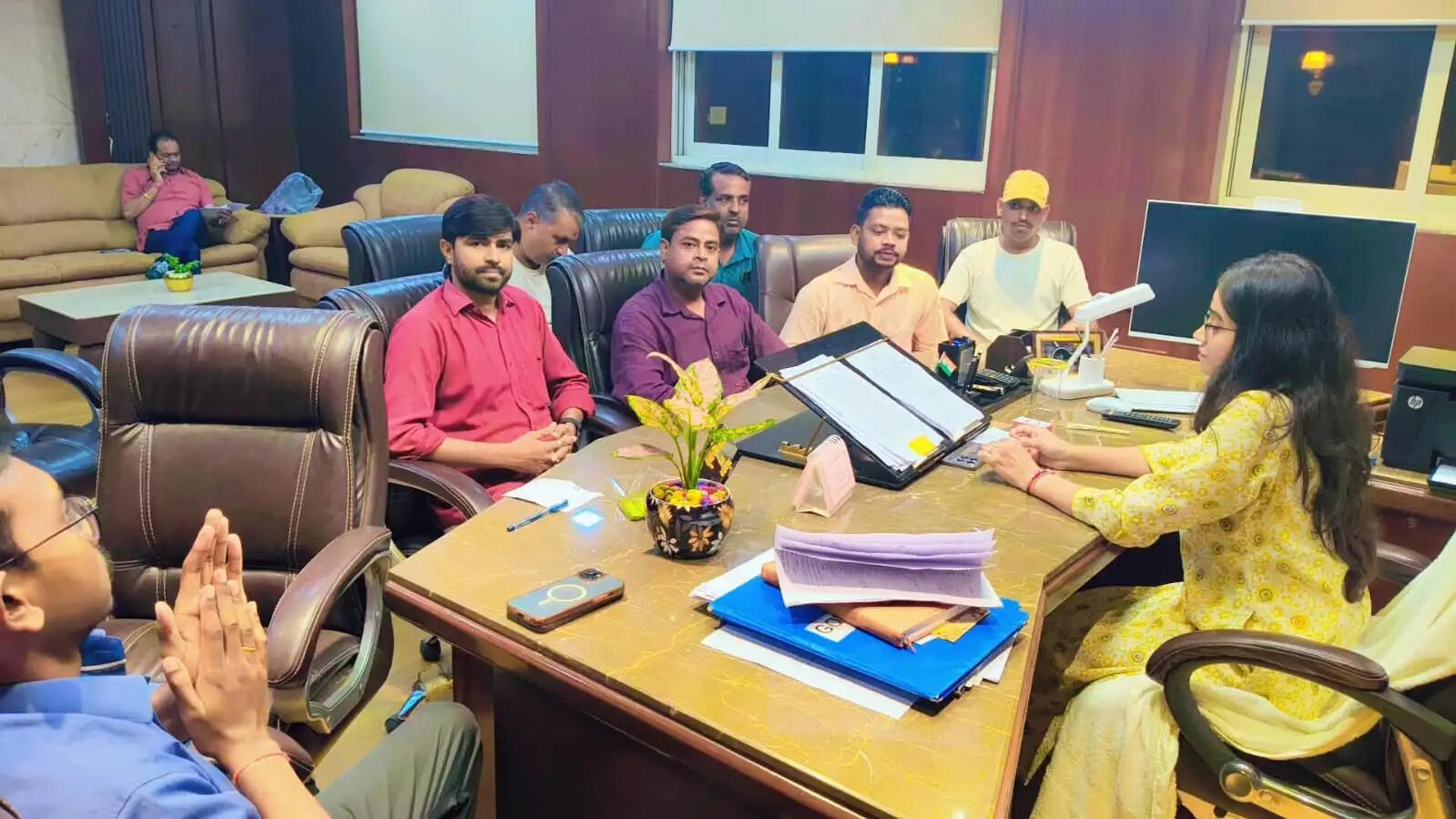 पेयजल विक्रेता संघ की नगर आयुक्त के साथ बैठक, लाइसेंस नवीनीकरण पर बनी सहमति