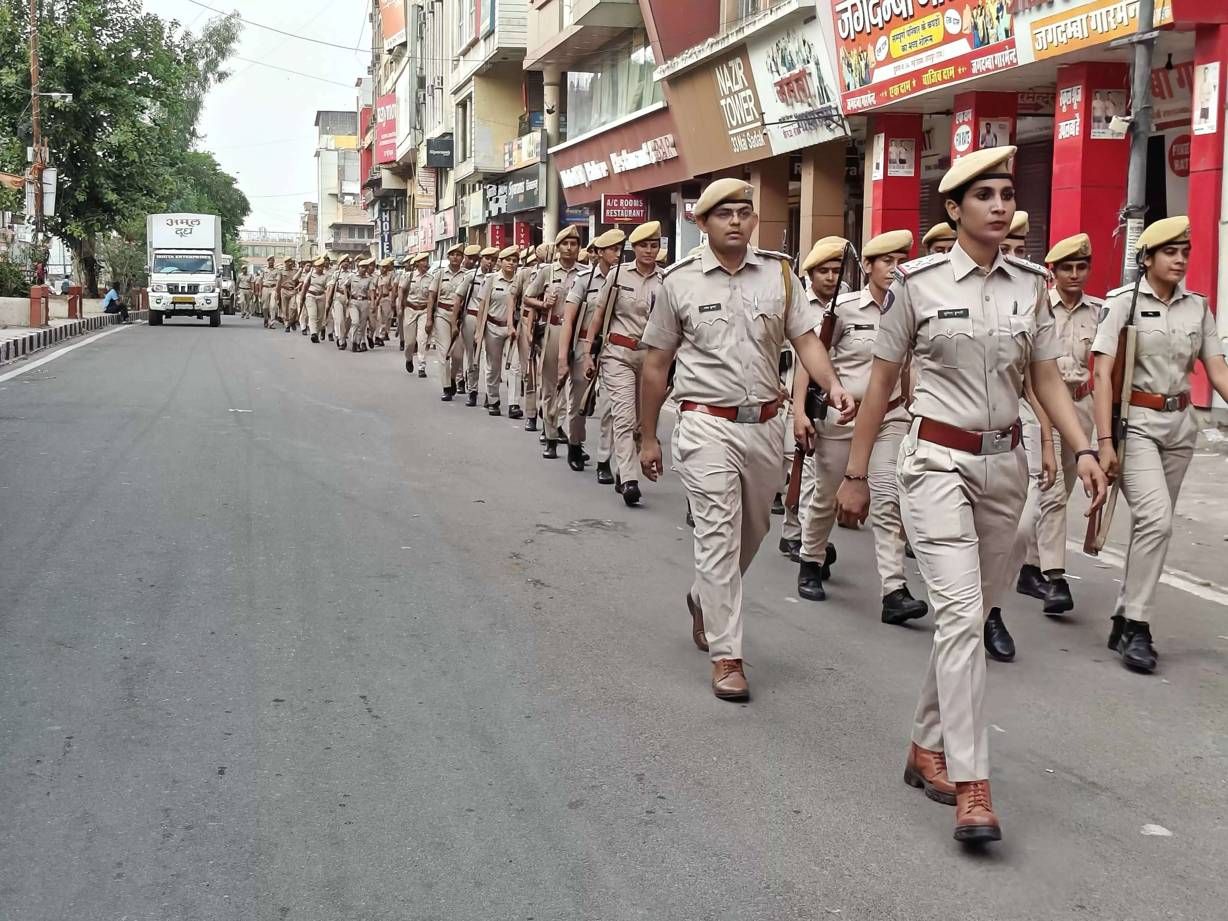 आगामी त्योहारों को देखते हुए भीतरी शहर में पुलिस का रूट मार्च