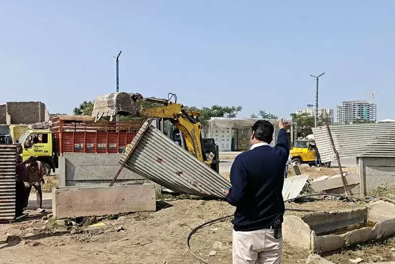 इंदौरः जिला प्रशासन की बड़ी कार्रवाई, सौ करोड़ की बेशकीमती शासकीय भूमि कराई गई अतिक्रमण मुक्त