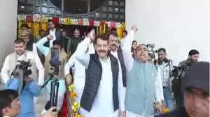 मप्र: मनरेगा का नाम बदलने के विरोध में कांग्रेस विधायक दल ने विधानसभा परिसर में गांधी प्रतिमा के पास किया प्रदर्शन