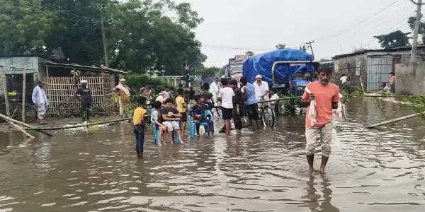 जलजमाव से त्रस्त ग्रामीणों ने फारबिसगंज-कुरसेला सड़क को जाम कर किया प्रदर्शन