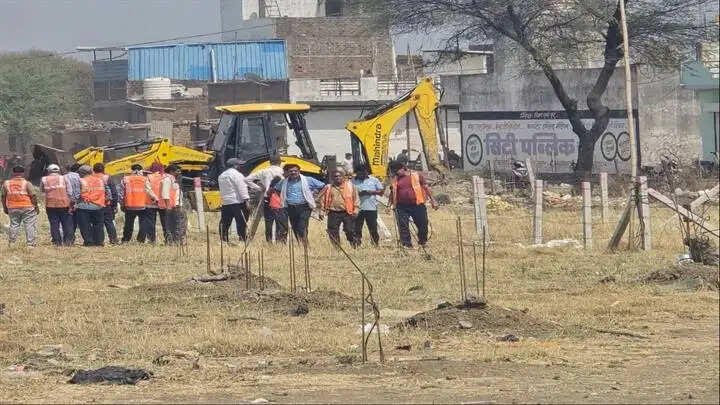 इंदौरः जिला प्रशासन की बड़ी कार्रवाई, ग्राम सिरपुर में 40 करोड़ की शासकीय भूमि को कराया गया अतिक्रमणमुक्त