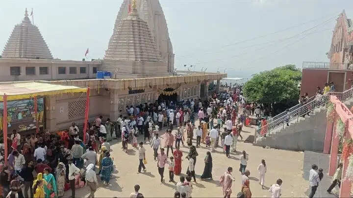 सीहोरः नवरात्रि के पहले दिन विजयासन देवी धाम सलकनपुर में उमड़े हजारों श्रद्धालु