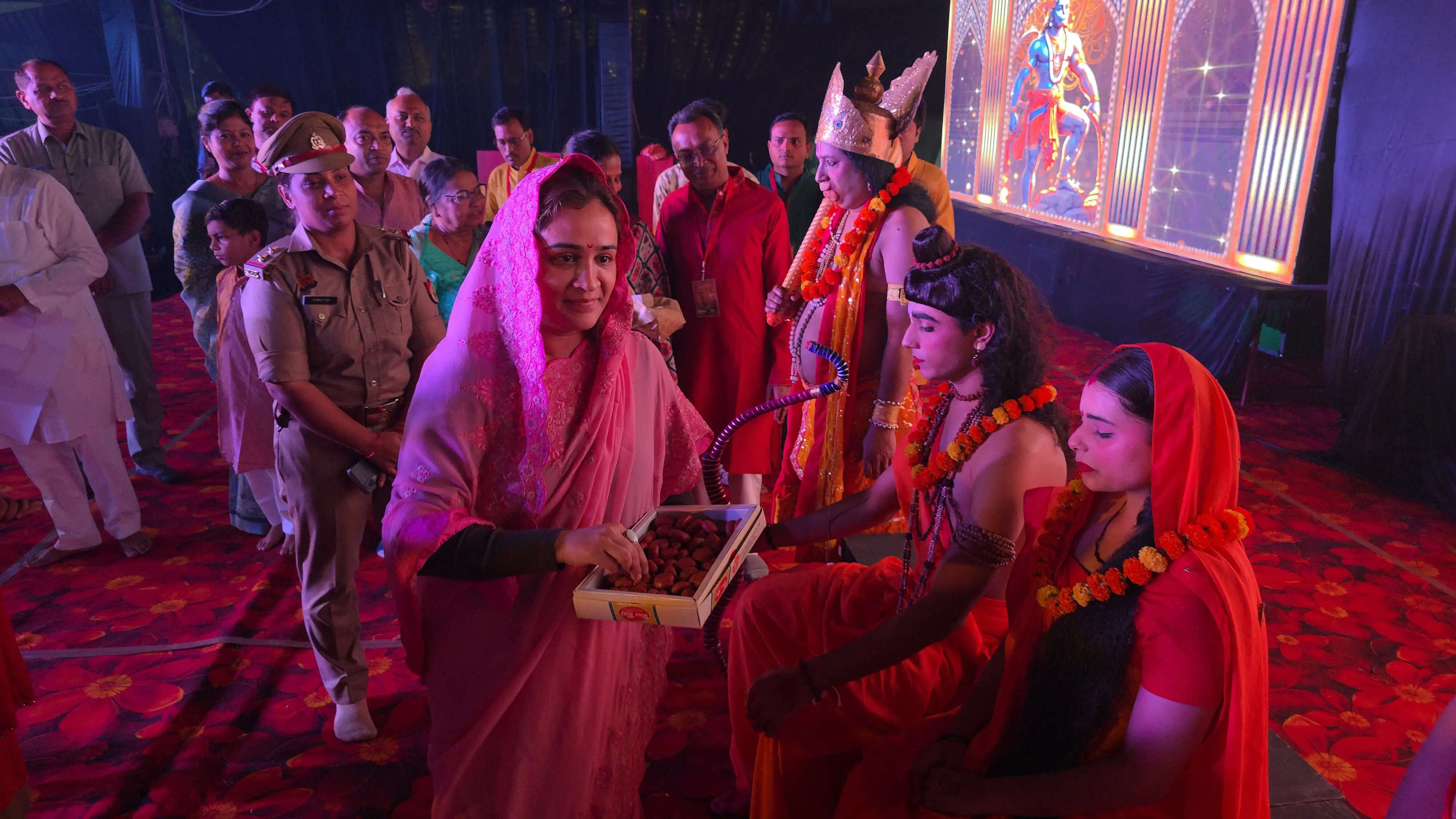 अमेठी : रामलीला में पहुंचीं अपर्णा यादव, नौ निराश्रित कन्याओं को दिए विवाह के चेक